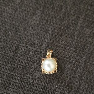 Elegant Gold and Pearl Pendant 585